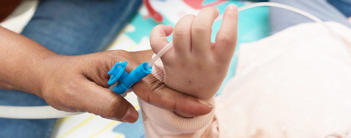 mano_ninia Primer plano mano niña Valores Fundación porqueViven