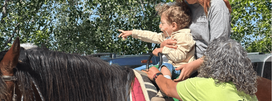 La Fundación porqueViven consolida en Aragón su taller de equinoterapia para familias en cuidados paliativos pediátricos